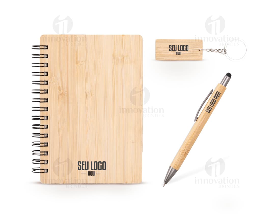 Kit Executivo Ecológico 3 peças, contendo um bloco de papel reciclado, um notebook e uma pasta de material sustentável. Ideal