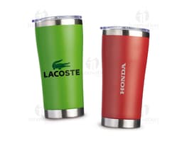 Copo térmico de 550ml em metal prateado, com tampa e parede dupla para manter a bebida quente ou fria por mais tempo. Design