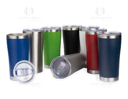 Copo térmico de 550ml em metal prateado, com tampa e parede dupla para manter a bebida quente ou fria por mais tempo. Design