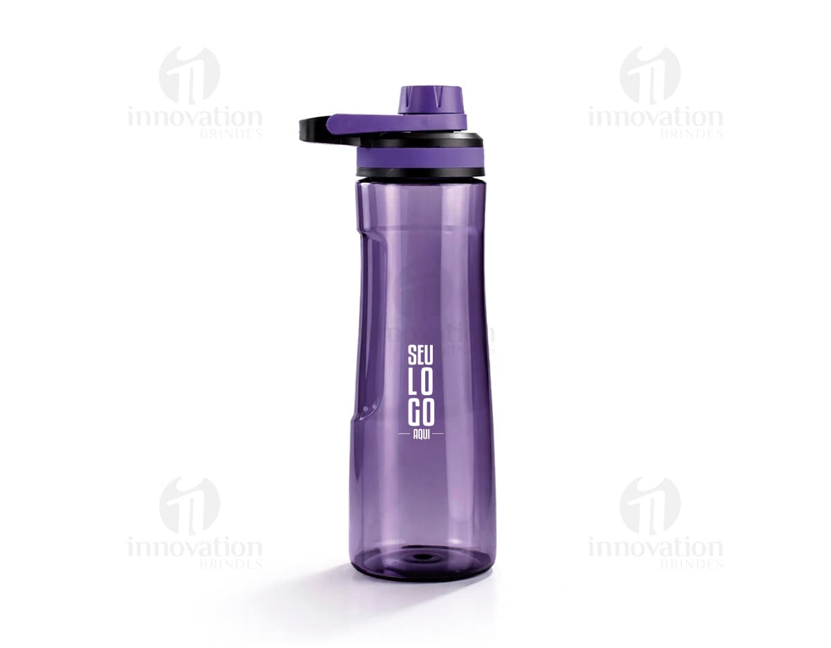 Garrafa Plástica de 750ml transparente, com tampa de metal, contendo líquido. O recipiente está limpo e vazio, refletindo a