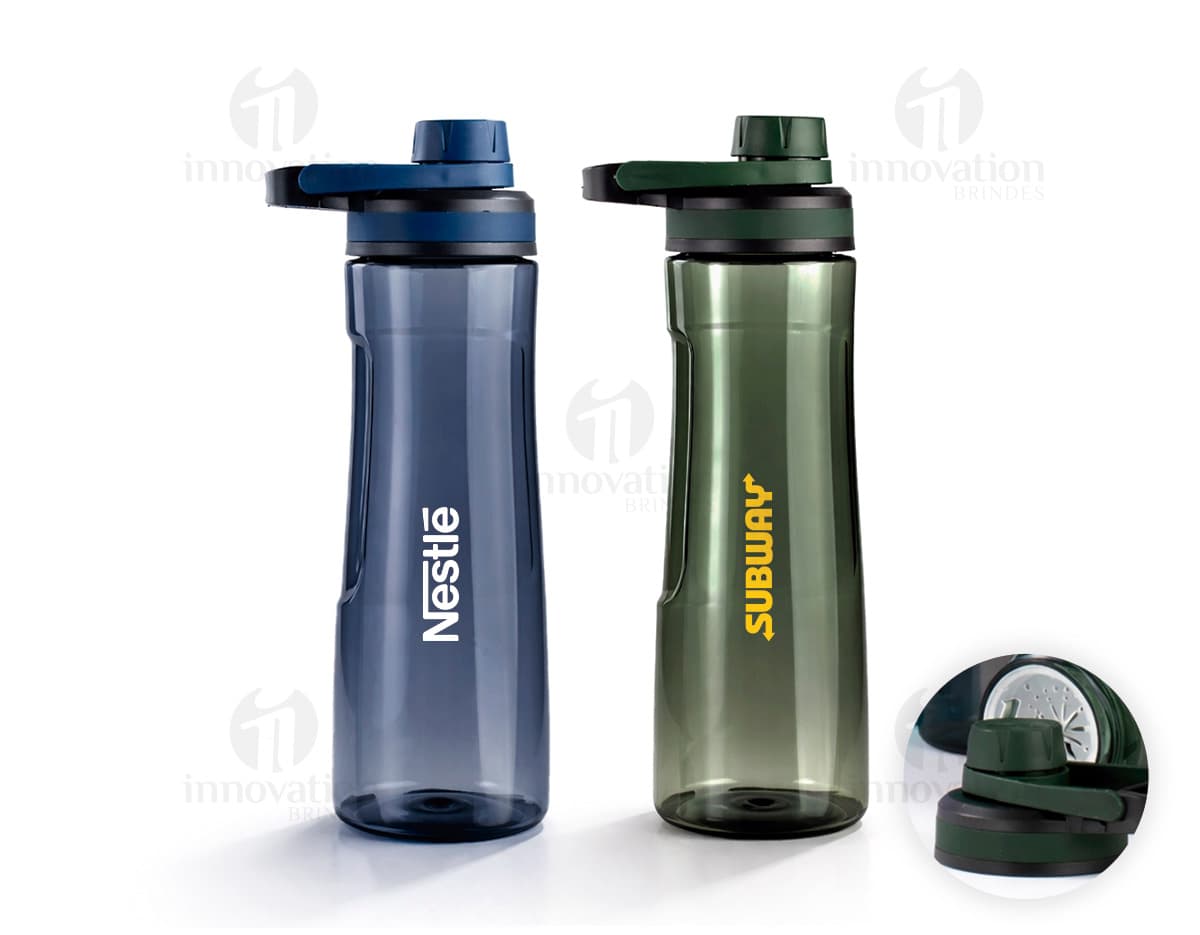 Garrafa Plástica de 750ml transparente, com tampa de metal, contendo líquido. O recipiente está limpo e vazio, refletindo a