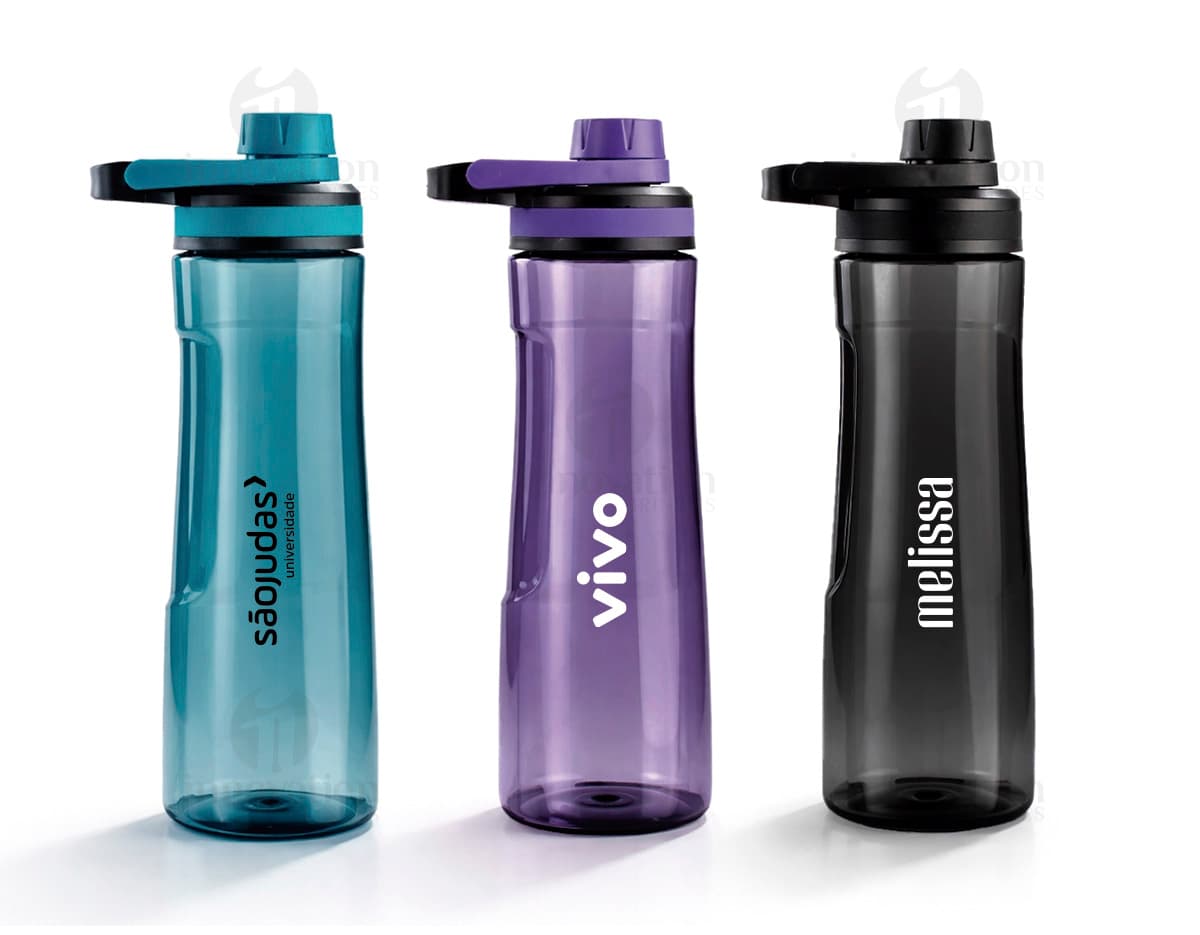 Garrafa Plástica de 750ml transparente, com tampa de metal, contendo líquido. O recipiente está limpo e vazio, refletindo a