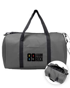 Bolsa de poliéster preta de luxo com fecho de zíper, alça de couro e detalhes em metal. Possui alça de ombro ajustável e