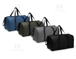 Bolsa de poliéster preta de luxo com fecho de zíper, alça de couro e detalhes em metal. Possui alça de ombro ajustável e