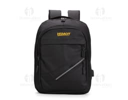 Mochila de cuero negra estilo maletín con asa de mano y asas para la espalda. Cierre con cremallera, detalles en metal y