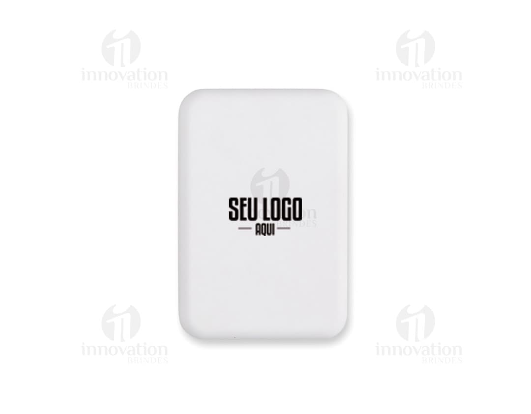 Botão quadrado de plástico brilhante com ícone de chave, inserção de teclado e símbolos de tecnologia. Modelo moderno de