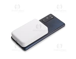 Botão quadrado de plástico brilhante com ícone de chave, inserção de teclado e símbolos de tecnologia. Modelo moderno de