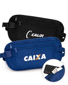 Descripción de la imagen: Pochete Doleira Nylon negra, hecha de cuero con correa, múltiples compartimentos y cremallera. Ideal para almacenar dinero, documentos y objetos personales durante viajes o actividades deportivas.
