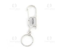 Porta-chaves de metal com design de algemas em close-up, incluindo anel e corrente, indicando segurança e controlo.