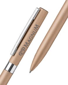 Caneta Metálica de cor preta e prata, feita de metal, com ponta afiada e design elegante. Ideal para uso em escritório, escola ou trabalho, para escrever, assinar documentos e fazer desenhos detalhados.