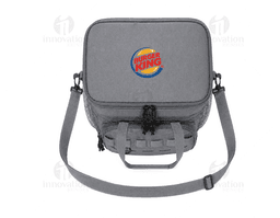 Mala térmica dupla de 16 litros em couro preto, com alça única, design moderno e fecho de metal. Ideal para transportar