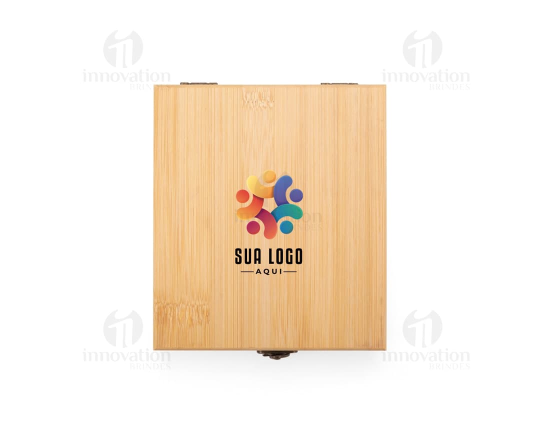 Caja de cartón marrón abierta con 4 piezas del kit de vino dentro, incluyendo un abridor de botellas, un cortador de sello