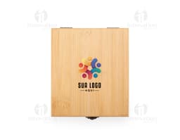 Caja de cartón marrón abierta con 4 piezas del kit de vino dentro, incluyendo un abridor de botellas, un cortador de sello