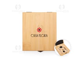 Caja de cartón marrón abierta con 4 piezas del kit de vino dentro, incluyendo un abridor de botellas, un cortador de sello