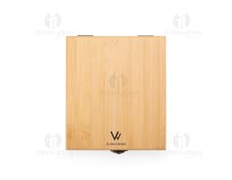 Caja de cartón marrón abierta con 4 piezas del kit de vino dentro, incluyendo un abridor de botellas, un cortador de sello