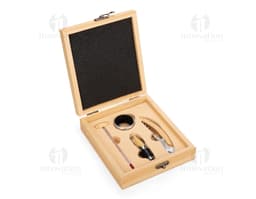 Caja de cartón marrón abierta con 4 piezas del kit de vino dentro, incluyendo un abridor de botellas, un cortador de sello