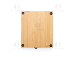 Caja de cartón marrón abierta con 4 piezas del kit de vino dentro, incluyendo un abridor de botellas, un cortador de sello