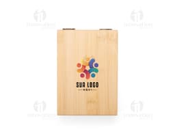 Kit vinho 2 peças numa caixa de papelão castanho. A embalagem é de cartão ondulado e contém um objeto de madeira em forma de