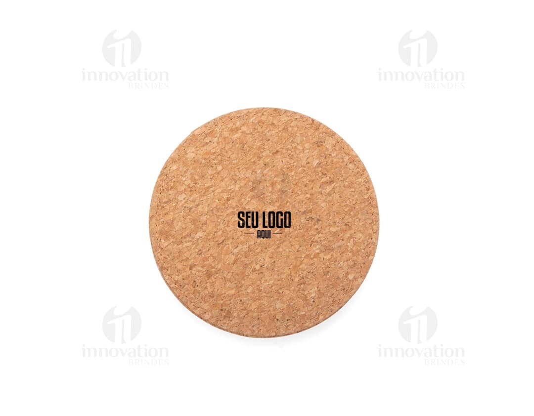 Imagem de um produto chamado Kit Vinho 4 Peças. A foto mostra um conjunto de acessórios para vinho em um fundo castanho