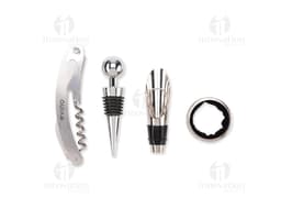 Imagem de um produto chamado Kit Vinho 4 Peças. A foto mostra um conjunto de acessórios para vinho em um fundo castanho