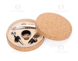 Imagem de um produto chamado Kit Vinho 4 Peças. A foto mostra um conjunto de acessórios para vinho em um fundo castanho