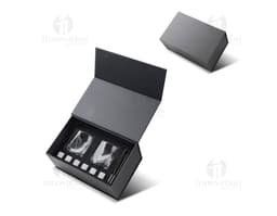Kit Drink moderno e portátil, combinando drive externo, teclado, tela digital, memória de armazenamento e conexão sem fio. O