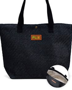 Bolsa de palha trançada preta com detalhes em couro, fecho de metal com cadeado, alça de mão e alça de ombro ajustável. Ideal para um estilo pessoal moderno e elegante, perfeita para viagens de negócios ou compras.