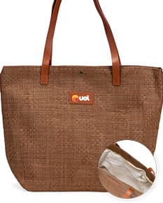 Bolsa de palha trançada marrom, elegante e moderna, com alça de couro, fecho de zíper, detalhes em metal, design vazado, e textura trançada. Ideal para um look casual e sofisticado.
