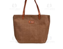 Bolsa de pasta de pana marrom, elegante e moderna, com alça de couro, fecho de zíper, detalhes em metal, design vazado, e