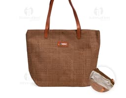 Bolsa de pasta de pana marrom, elegante e moderna, com alça de couro, fecho de zíper, detalhes em metal, design vazado, e