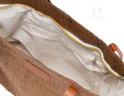 Bolsa de pasta de pana marrom, elegante e moderna, com alça de couro, fecho de zíper, detalhes em metal, design vazado, e