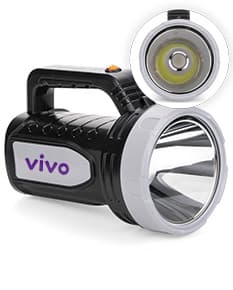 Fotografia de uma lanterna plástica recarregável com design moderno e recortes que remetem a um carro. O produto possui lente digital, luz brilhante e metal cromado, garantindo resistência e durabilidade. Ideal para uso em garagens, estúdios de fotografia e locais que necessitam de iluminação de alta qualidade.