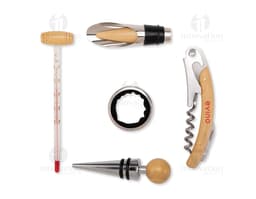 Kit Vinho 5 Peças numa caixa de madeira envelhecida, com fecho de fivela de metal. Na caixa, há um papel em branco para