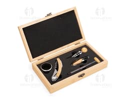 Kit Vinho 5 Peças numa caixa de madeira envelhecida, com fecho de fivela de metal. Na caixa, há um papel em branco para