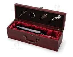 Kit de vinho contendo 4 peças: um saca-rolhas, uma caixa, uma carteira e uma caixa de lápis feita de couro e plástico. Inclui