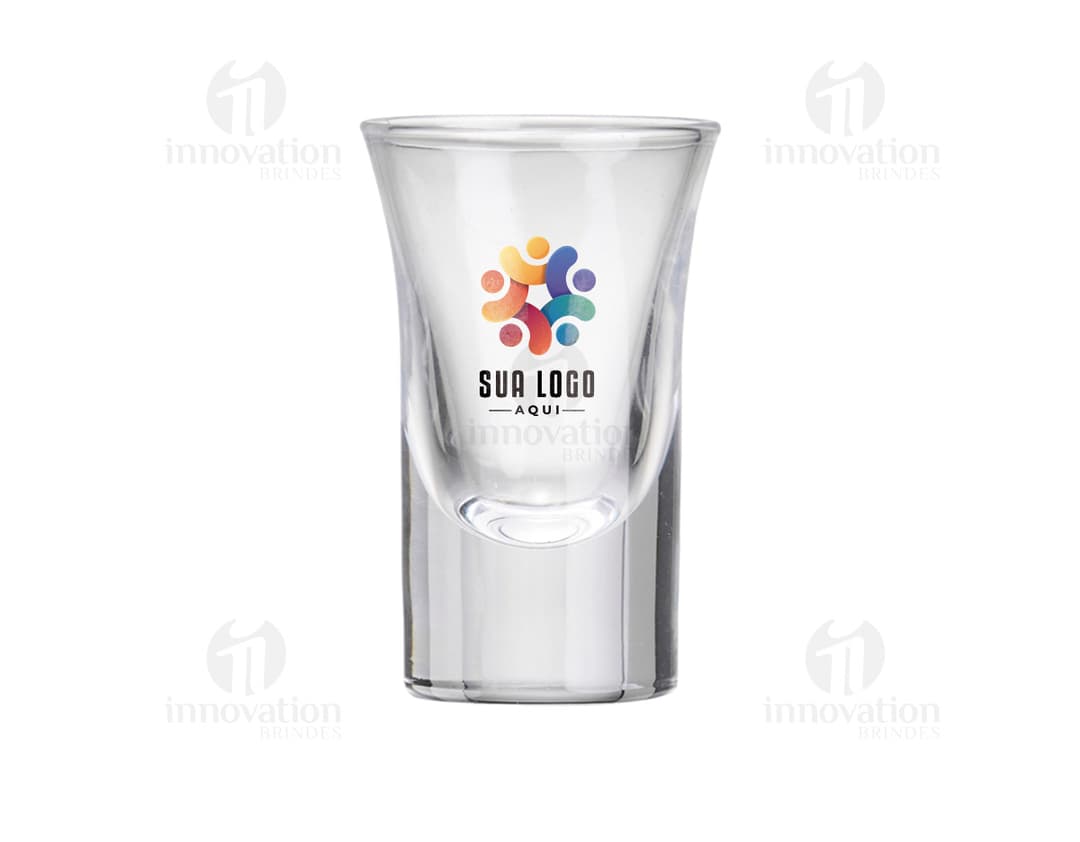 Kit de 6 copos de vidro de 30ml, ideais para preparar e servir drinks e bebidas refrescantes. Os copos são transparentes