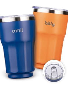 Copo térmico de 300ml com tampa, ideal para manter sua bebida gelada por mais tempo. Feito de material transparente, é perfeito para festas, bares e restaurantes. A tampa ajuda a evitar derramamentos e a preservar o frescor da bebida.