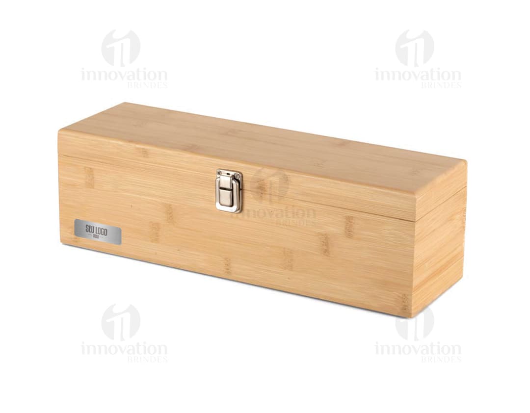 Caja de madera vintage con diversos elementos para kit de vino, como tabla de cortar, caja de cartón, envases vacíos y