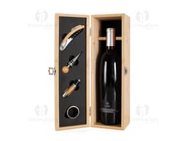 Caja de madera vintage con diversos elementos para kit de vino, como tabla de cortar, caja de cartón, envases vacíos y
