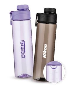 Garrafa plástica de 700ml transparente, vazia e com tampa prateada.