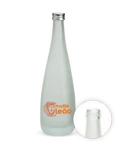 Garrafa de vidro transparente de 550ml, com label em branco. A garrafa está cheia de líquido amarelo, remetendo a uma bebida