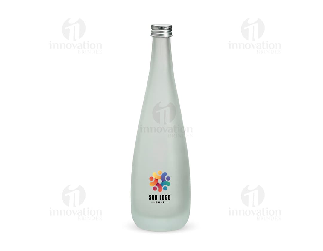 Bottiglia in vetro trasparente da 550ml, con etichetta bianca. La bottiglia è piena di liquido giallo, richiamando una