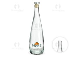 Garrafa de vidro de 550ml contendo líquido transparente. A garrafa está cheia e possui rótulo, tendo reflexos brilhantes.