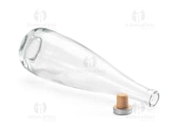 Garrafa de vidro de 550ml contendo líquido transparente. A garrafa está cheia e possui rótulo, tendo reflexos brilhantes.