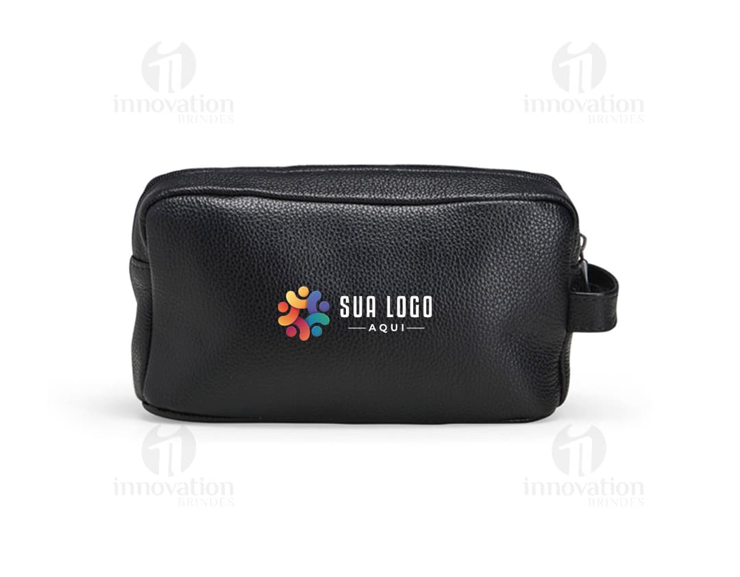 Necessaire em couro preto, utilizada para guardar dinheiro, cartões, equipamentos eletrónicos e objetos pessoais. Ideal para