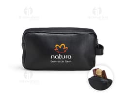 Necessaire em couro preto, utilizada para guardar dinheiro, cartões, equipamentos eletrónicos e objetos pessoais. Ideal para