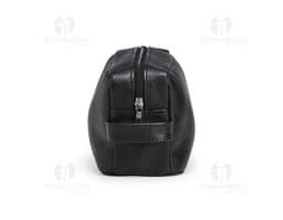 Necessaire em couro preto, utilizada para guardar dinheiro, cartões, equipamentos eletrónicos e objetos pessoais. Ideal para