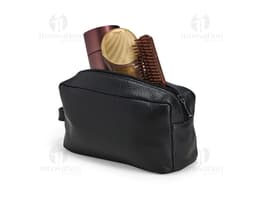 Necessaire em couro preto, utilizada para guardar dinheiro, cartões, equipamentos eletrónicos e objetos pessoais. Ideal para