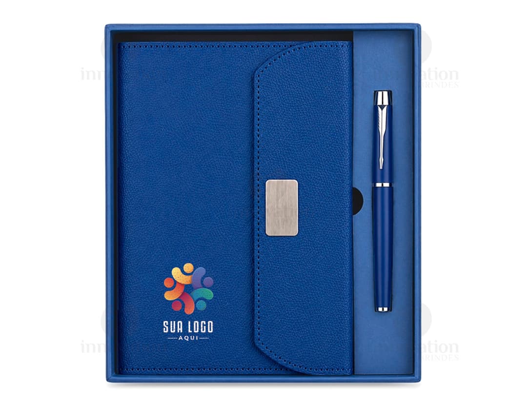 Notebook y binder en cuero negro con tapa protectora, vacíos y listos para ser llenados con información de negocios. El kit