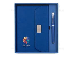 Notebook y binder en cuero negro con tapa protectora, vacíos y listos para ser llenados con información de negocios. El kit